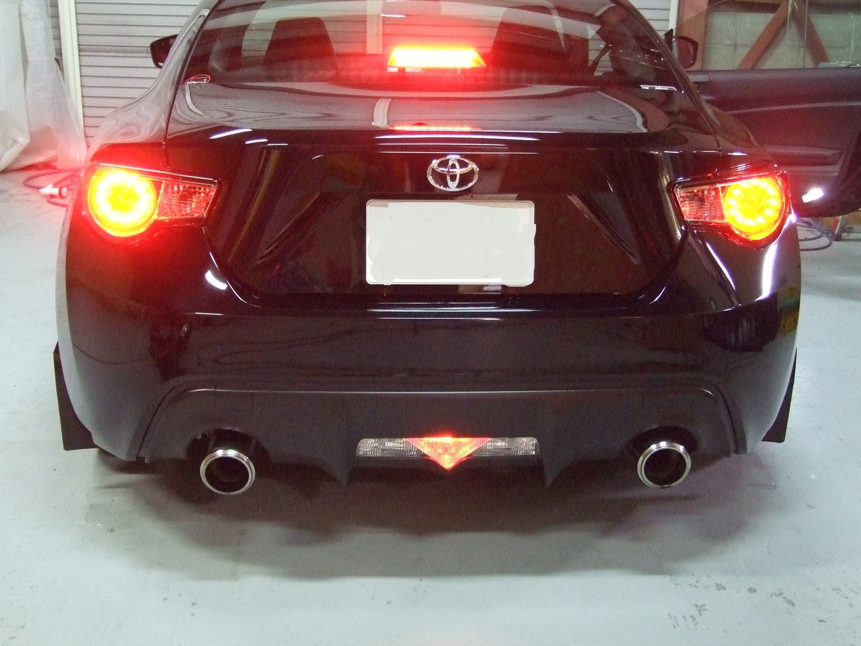 86のテールライトをFR-S仕様に交換してスモーク塗装 スモーク塗装したテールライトでブレーキランプの光り方