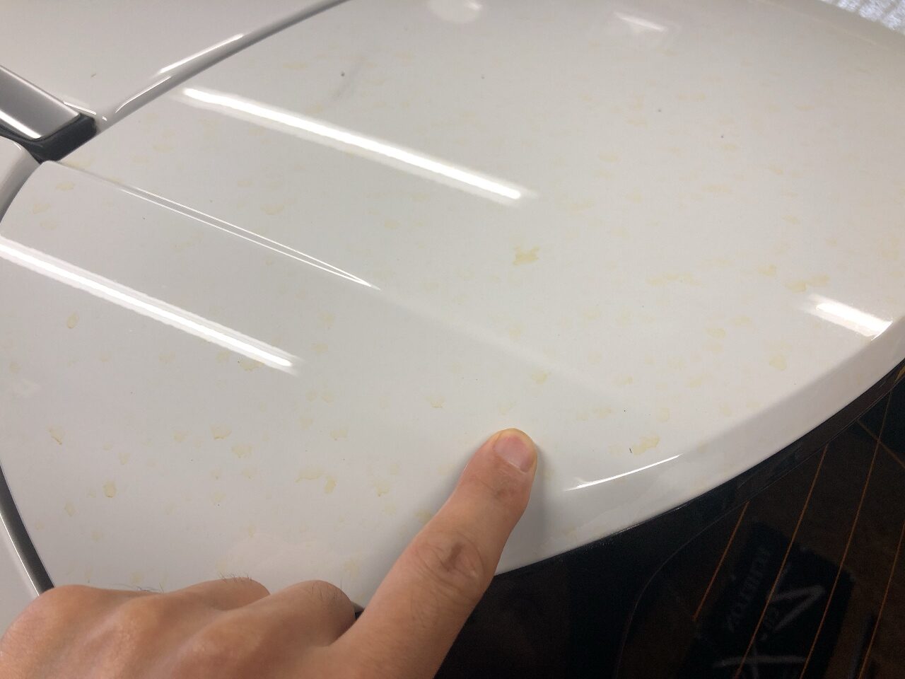 車の農薬が飛散し塗装にできた黄色いシミ