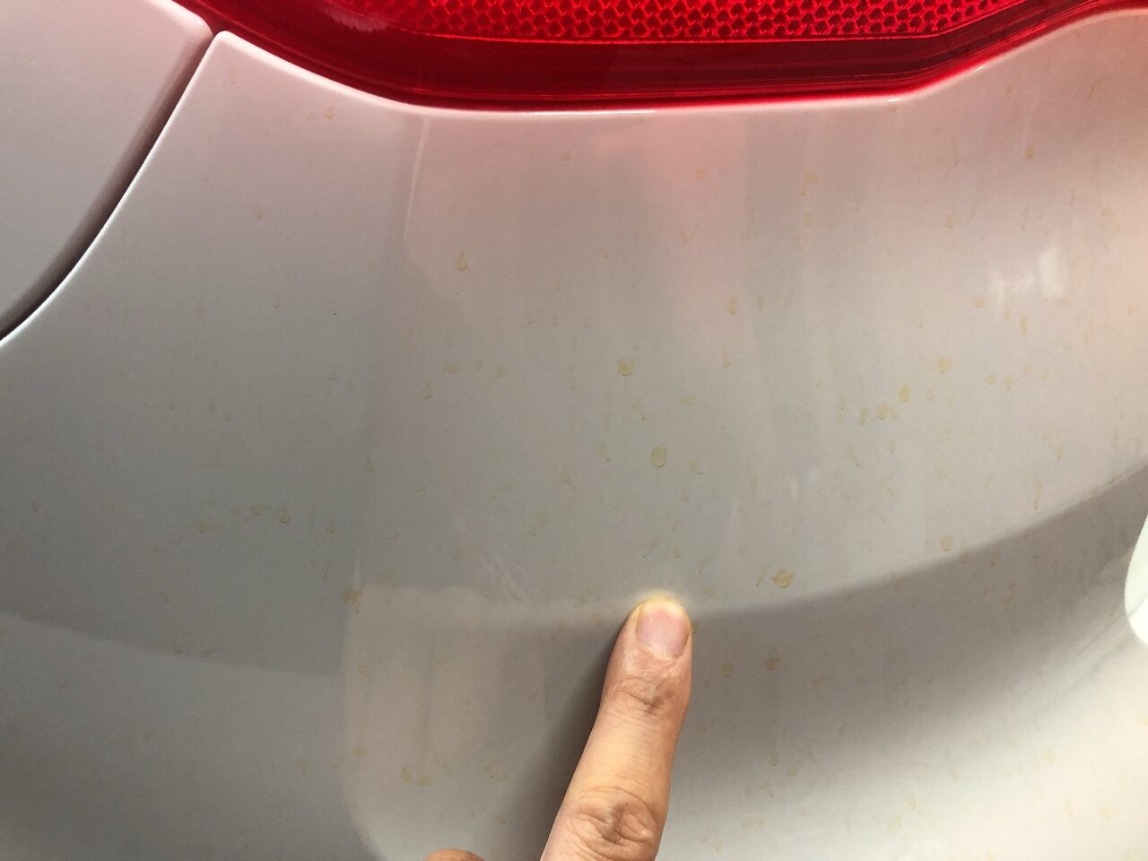 車の農薬が飛散しバンパーにできた黄色いシミ