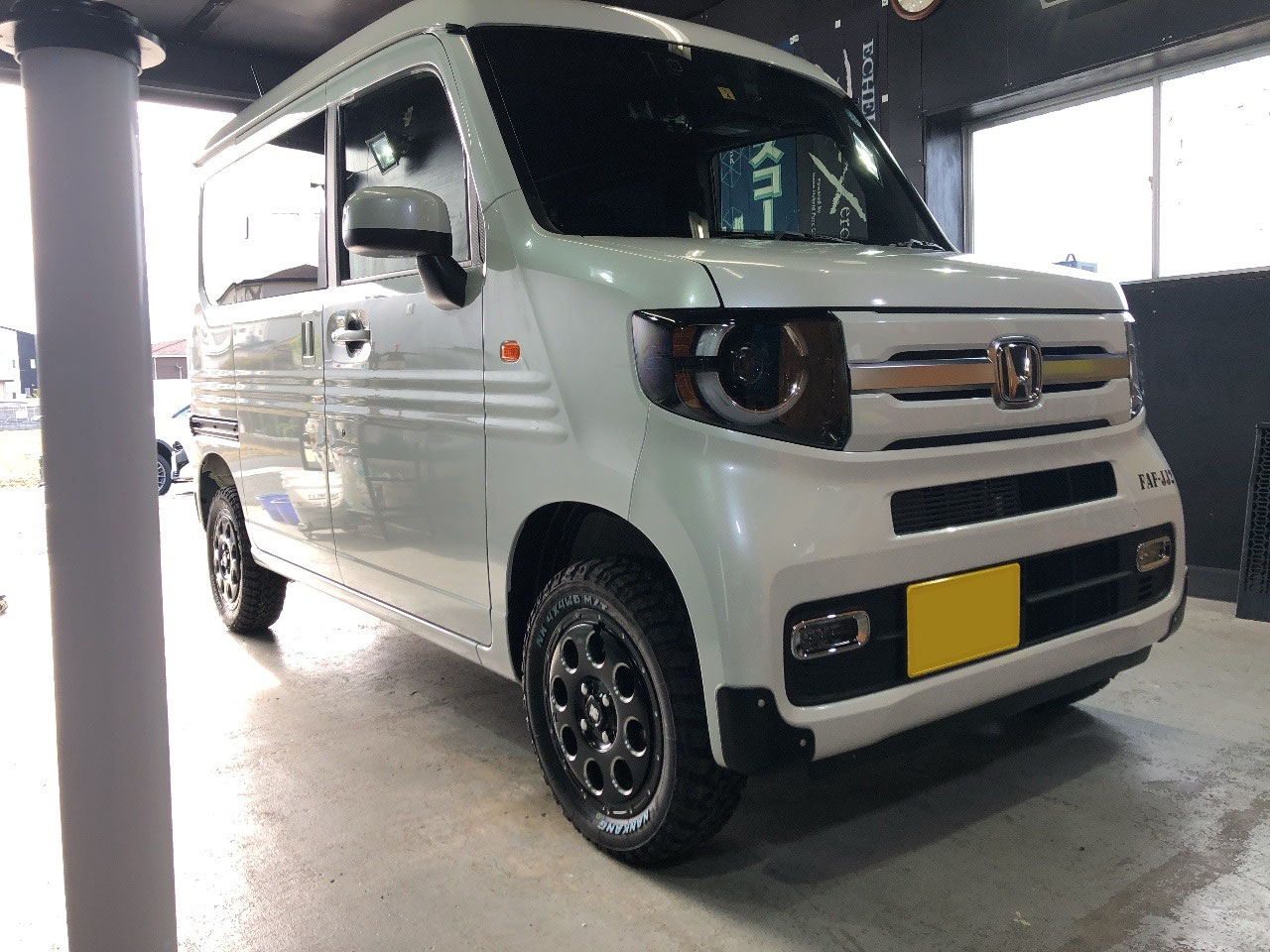 N-VAN R4年式 JJ2 リフトアップ N-VANにコーティング、リフトアップ、カーフィルム、タイヤホイール交換、サイドカメラ取り付け