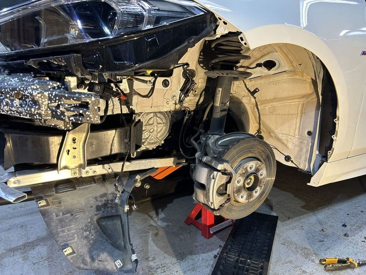 BMW1シリーズ118d Mスポーツ(F40)事故修理 バンパーの脱着にフェンダーライナーを取り外した方がやりやすい
