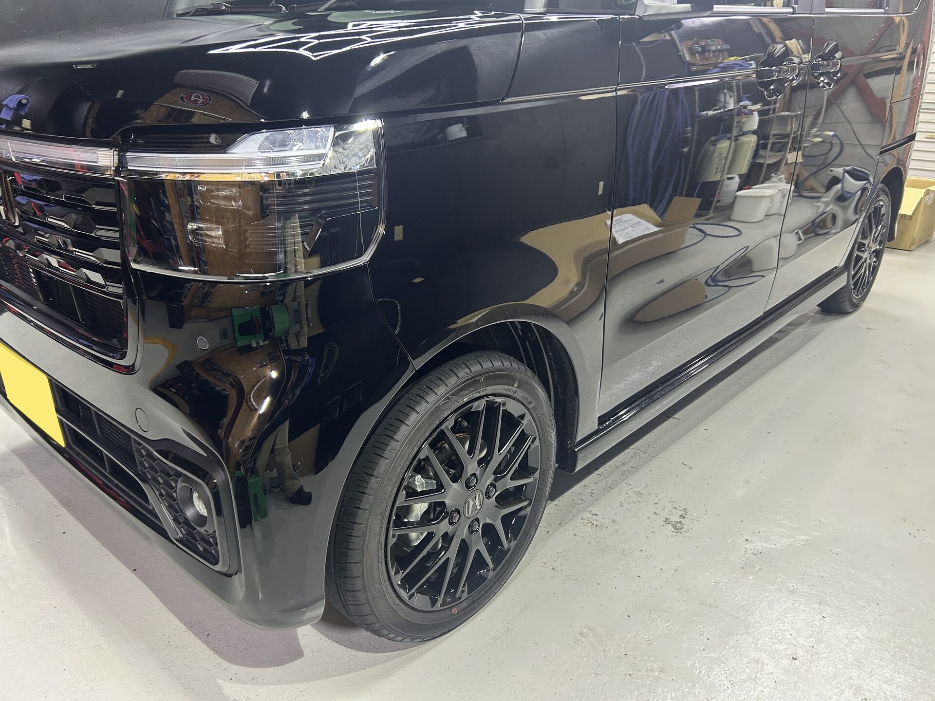 【施工事例】ホンダ N-BOXカスタム(新車JF5)|グラフェンセラミックコーティング+未塗装樹脂塗装・無限エアロ|和歌山・岩出のコーティング専門店ALLBLUE N-BOXカスタム 無限サイドスポイラーとブラックホイール サイドビュー
