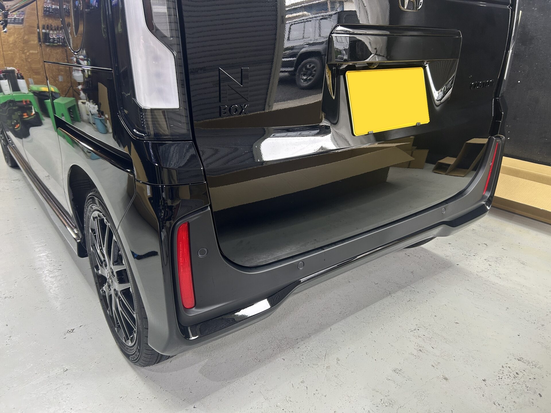 【施工事例】ホンダ N-BOXカスタム(新車JF5)|グラフェンセラミックコーティング+未塗装樹脂塗装・無限エアロ|和歌山・岩出のコーティング専門店ALLBLUE N-BOXカスタム リアバンパーの未塗装樹脂をボディ同色に塗装+無限リアスポイラー取付