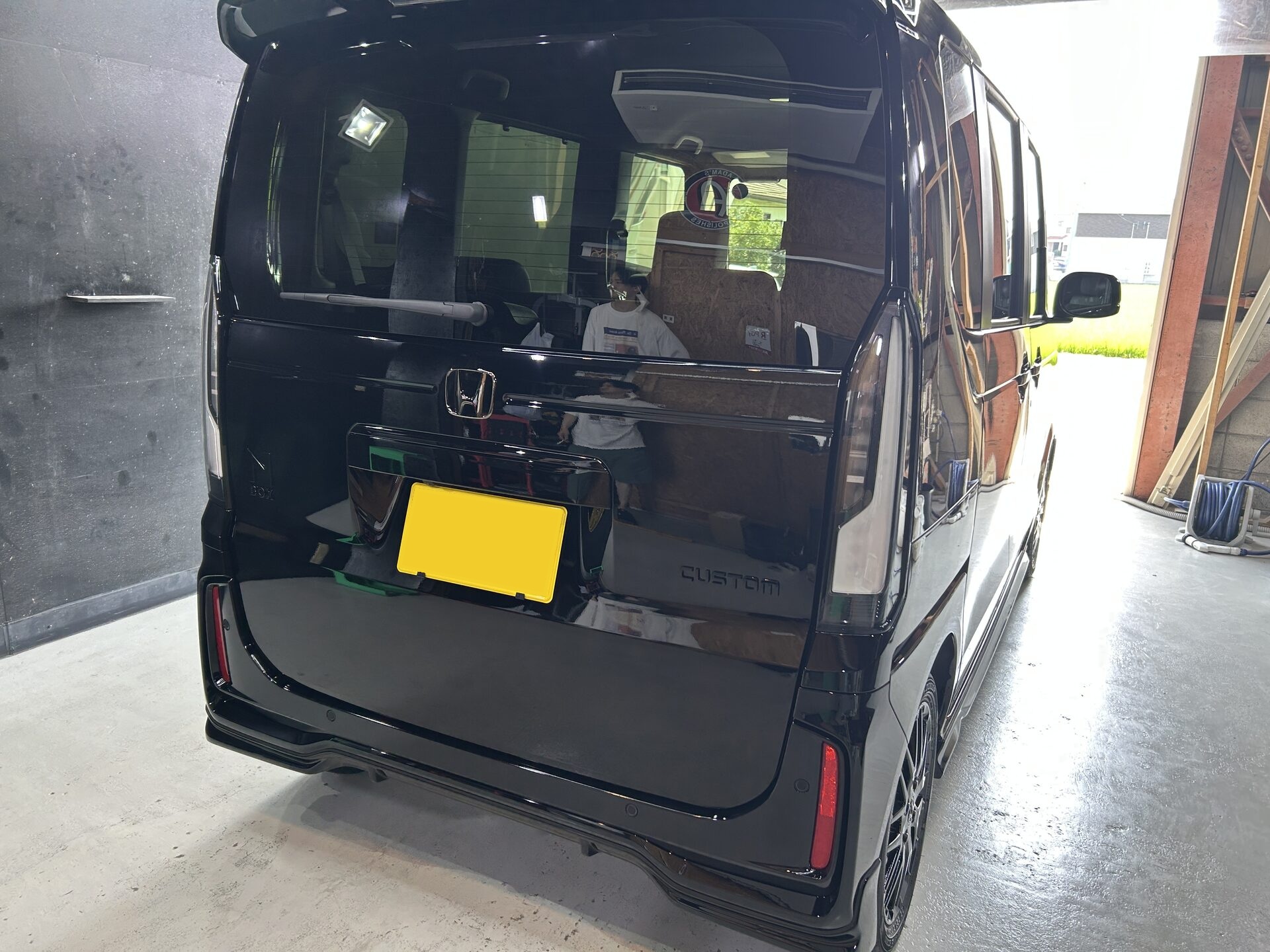 【施工事例】ホンダ N-BOXカスタム(新車JF5)|グラフェンセラミックコーティング+未塗装樹脂塗装・無限エアロ|和歌山・岩出のコーティング専門店ALLBLUE N-BOXカスタム JF5 リアビュー グラフェンセラミックコーティング施工後