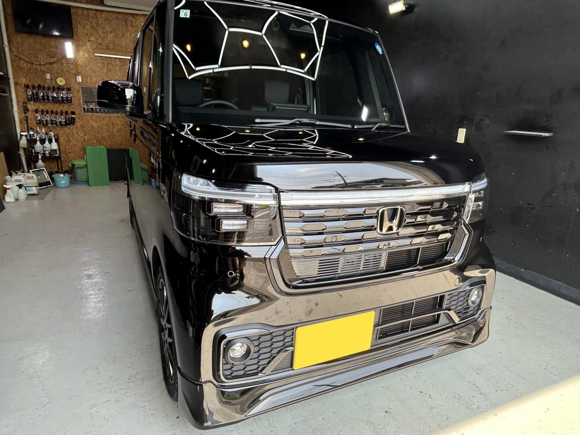 【施工事例】ホンダ N-BOXカスタム(新車JF5)|グラフェンセラミックコーティング+未塗装樹脂塗装・無限エアロ|和歌山・岩出のコーティング専門店ALLBLUE N-BOXカスタム JF5 フロントグリルとヘッドライト コーティング後の映り込み