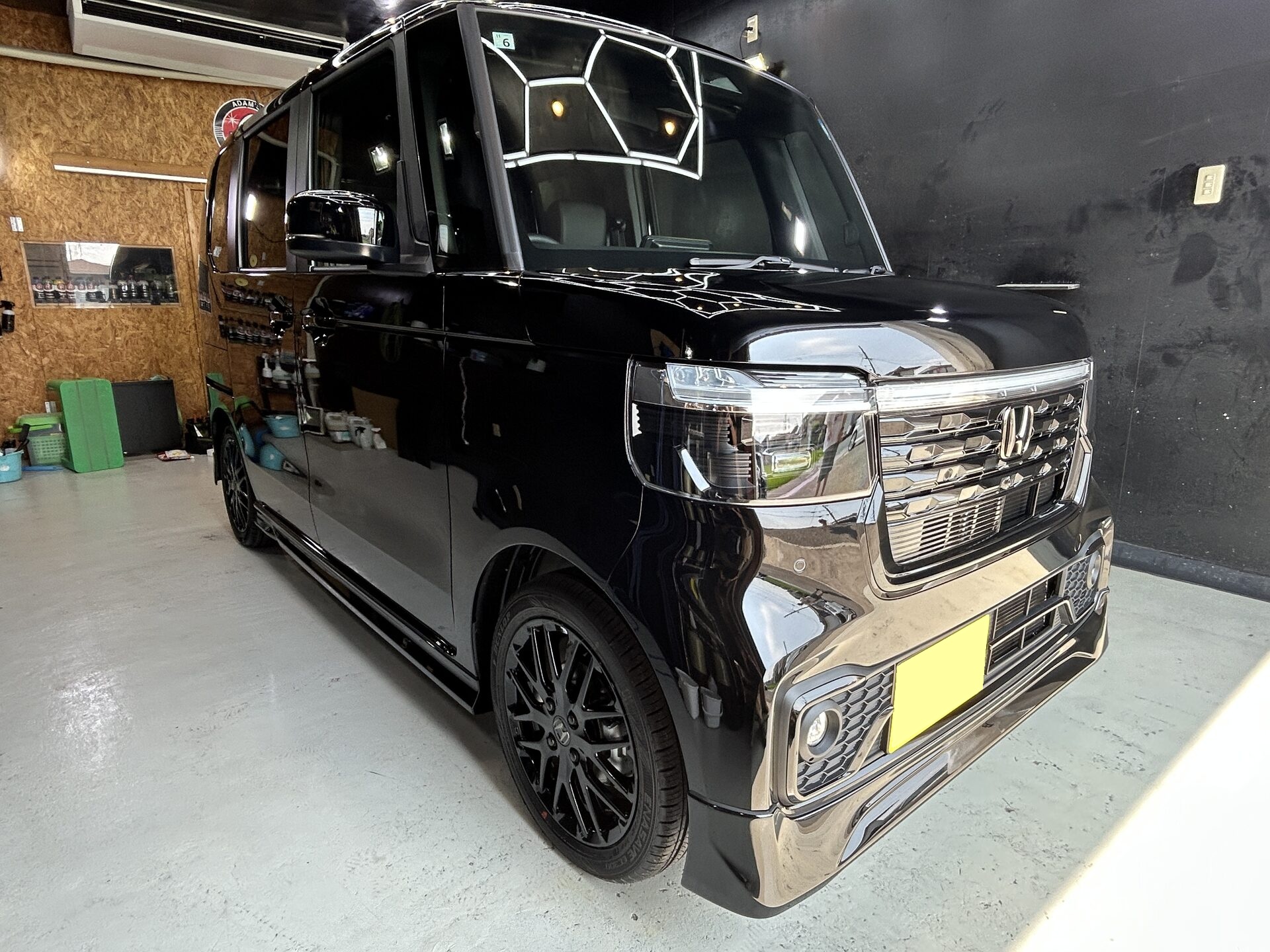 【施工事例】ホンダ N-BOXカスタム(新車JF5)|グラフェンセラミックコーティング+未塗装樹脂塗装・無限エアロ|和歌山・岩出のコーティング専門店ALLBLUE ホンダ N-BOXカスタム JF5 クリスタルブラック・パール グラフェンセラミックコーティング施工後 フロント斜め