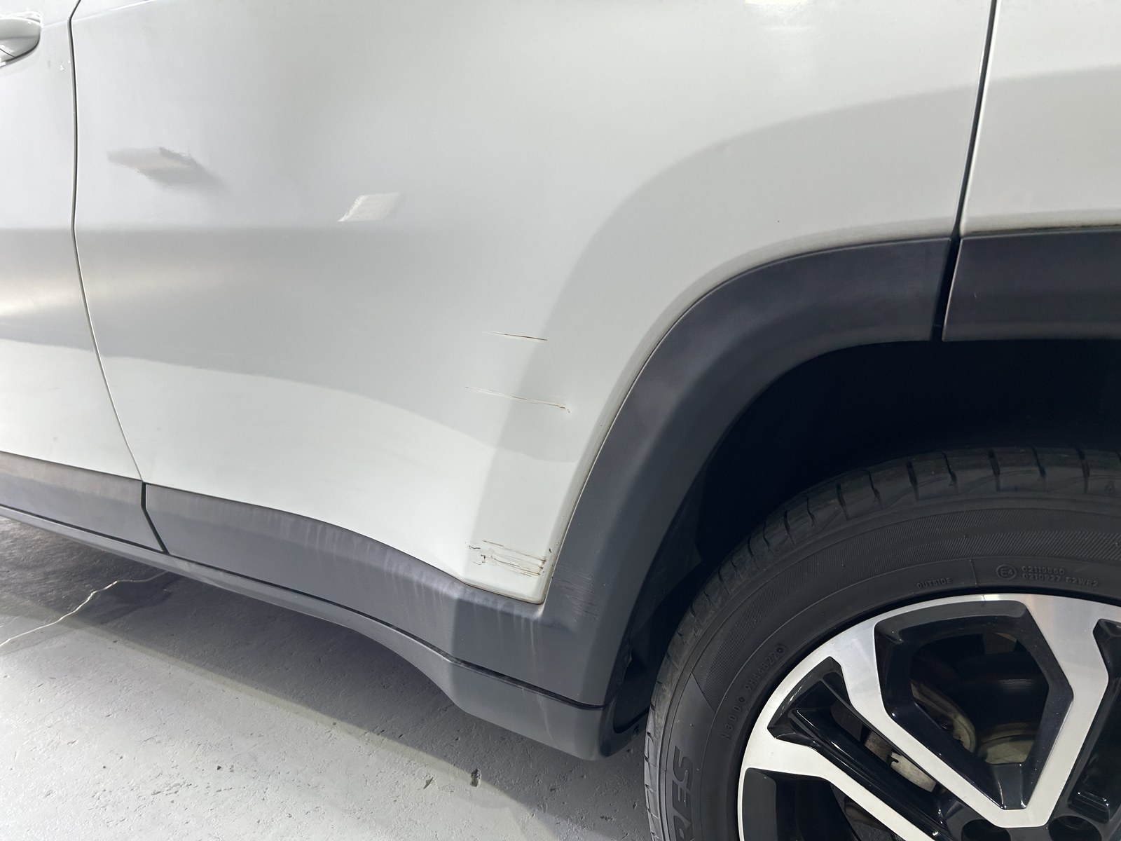 【施工事例】Jeep コンパス リミテッド(輸入SUV)|板金塗装+セラミックコーティング|和歌山・岩出のコーティング専門店ALLBLUE Jeep コンパス 左リアのキズ・へこみ(板金塗装前)