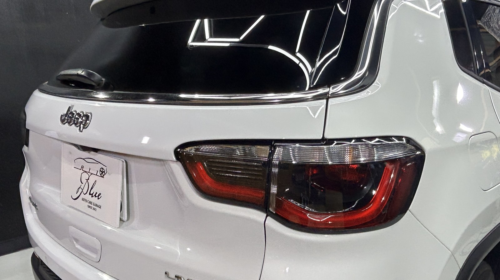 【施工事例】Jeep コンパス リミテッド(輸入SUV)|板金塗装+セラミックコーティング|和歌山・岩出のコーティング専門店ALLBLUE Jeep コンパス 施工後のリアクォーターの映り込み