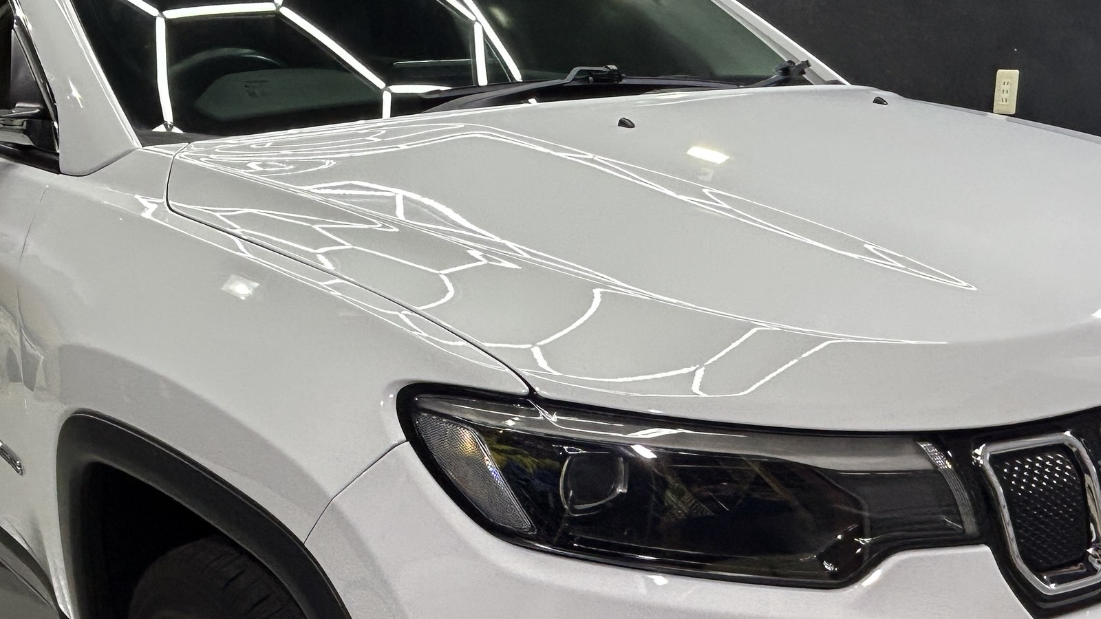 【施工事例】Jeep コンパス リミテッド(輸入SUV)|板金塗装+セラミックコーティング|和歌山・岩出のコーティング専門店ALLBLUE Jeep コンパス 施工後のルーフからボンネットのライン