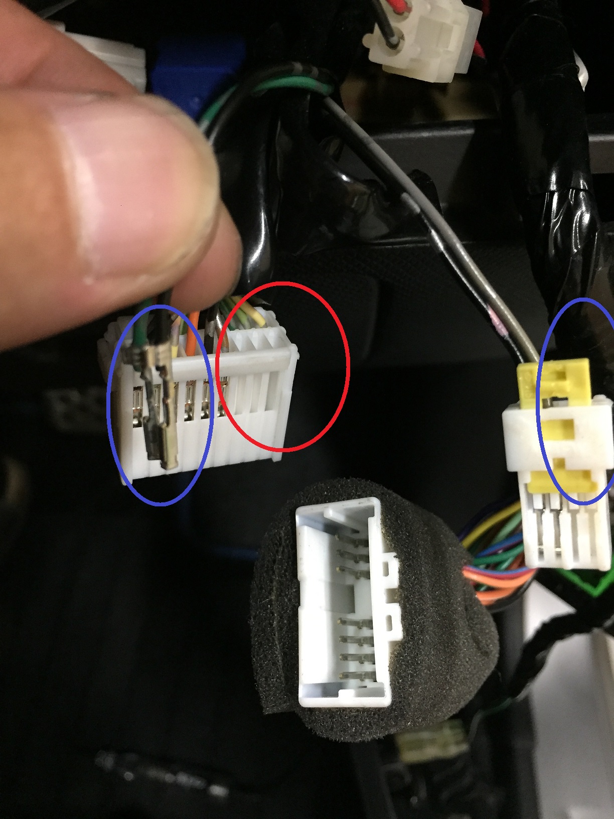 ミラースイッチイルミ化 AK12マーチ 端子の入れ替え作業