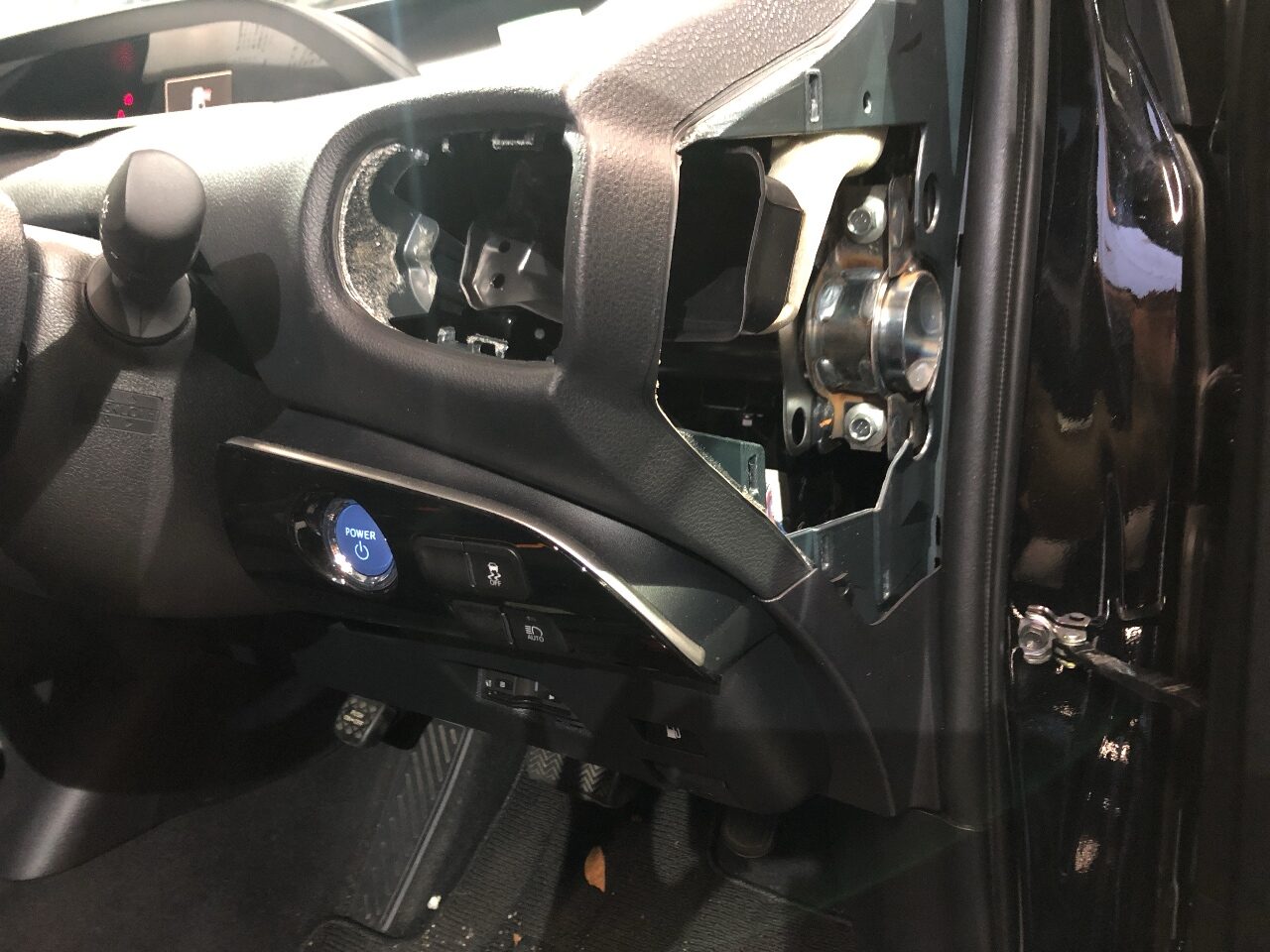 50系前期プリウスに純正フォグを後付け 50系プリウス 純正フォグランプ取り付け作業
