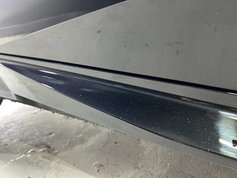 BMW X2 施工前 サイドシル周りに飛び散った道路ペンキ
