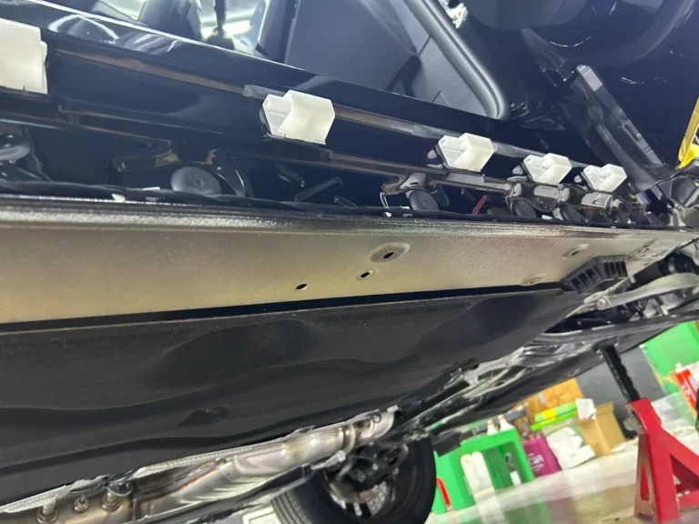BMW X2 サイドスカートを外した状態 裾下のペンキ除去作業