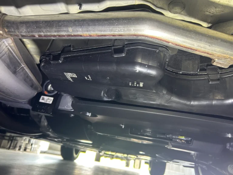 BMW X2 施工後 ペンキを除去したアンダーカバー
