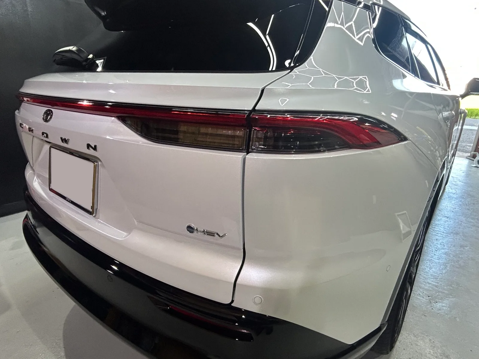 【施工事例】トヨタ クラウン エステート(新型)|セラミックコーティング|和歌山・岩出のコーティング専門店ALLBLUE トヨタ クラウン エステート プレシャスホワイトパール(090)リアまわりの艶 セラミックコーティング施工後