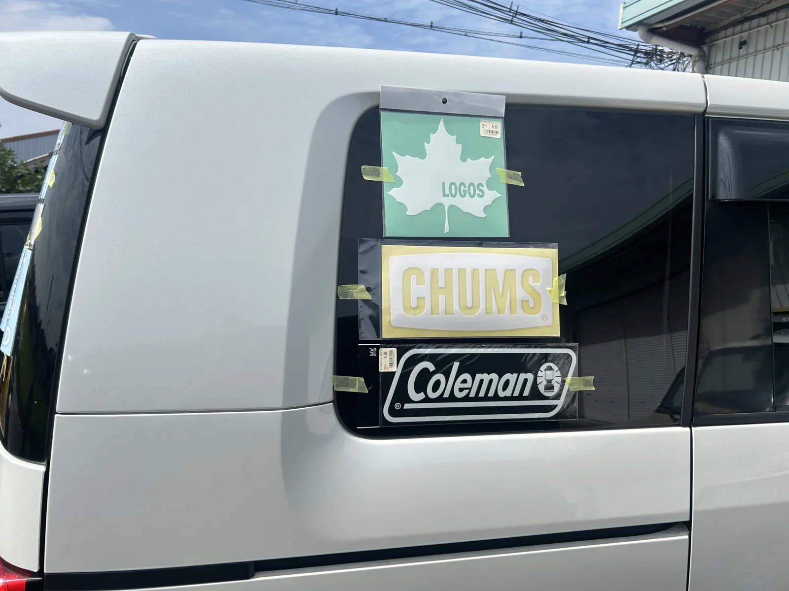 デリカD:5 リアクォーターガラスにLOGOS・CHUMS・Colemanのステッカーを仮止めして位置決め