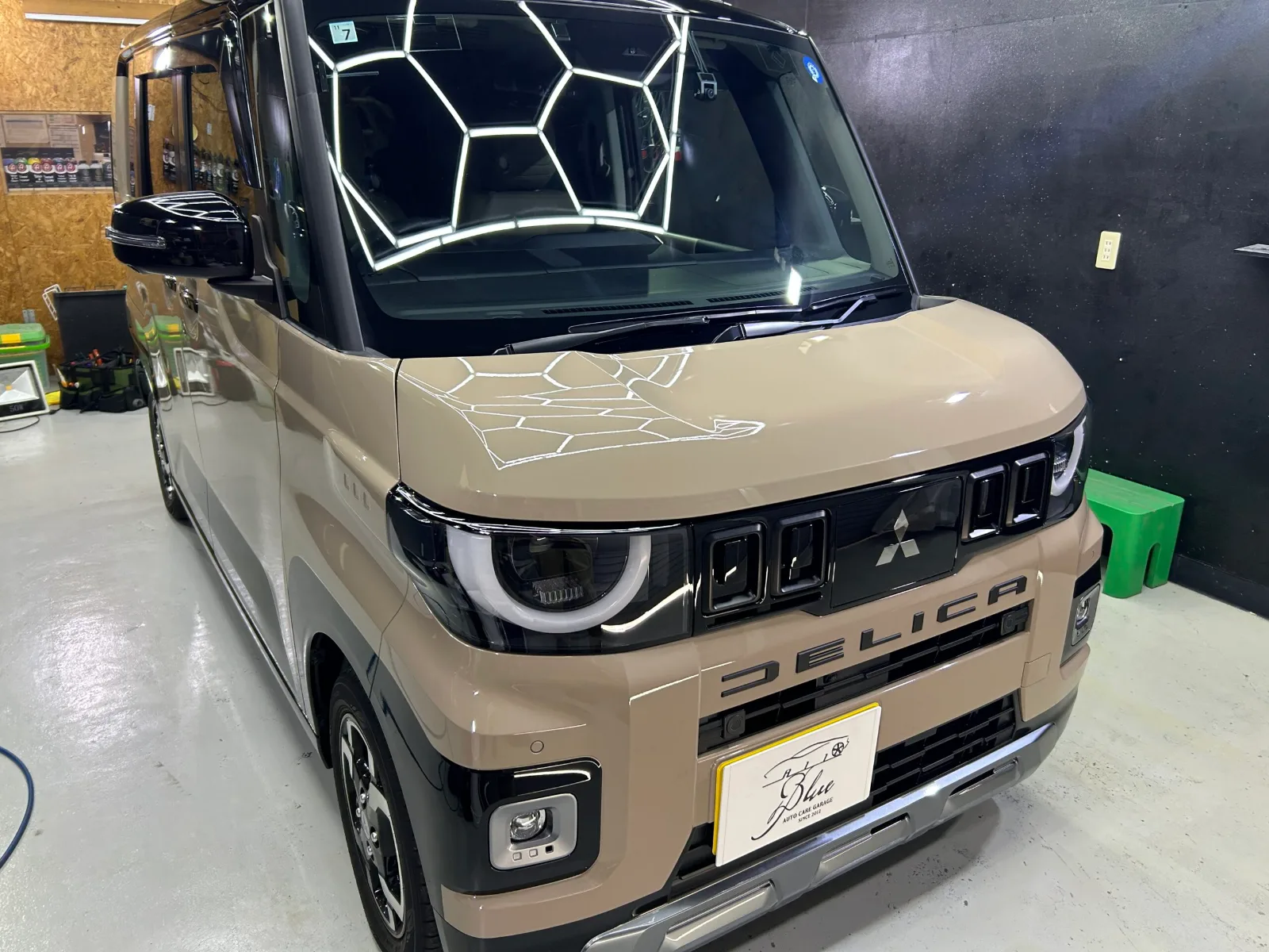 【施工事例】三菱 デリカミニ|セラミックコーティング+リア5面スモークフィルム7%(ルミクール)|和歌山・岩出のコーティング専門店ALLBLUE 三菱デリカミニ セラミックコーティング施工後 フロント|和歌山・岩出のコーティング専門店ALLBLUE