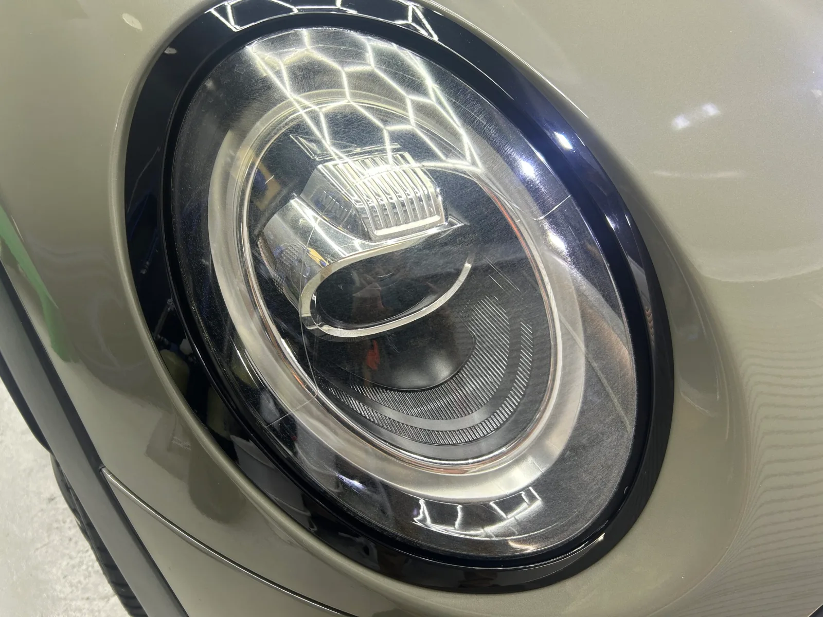 【施工事例】MINI ジョンクーパーワークス(輸入車)|ヘッドライト再生+プロテクションフィルム|和歌山・岩出のコーティング専門店ALLBLUE 輸入車ヘッドライトのささくれ 施工前