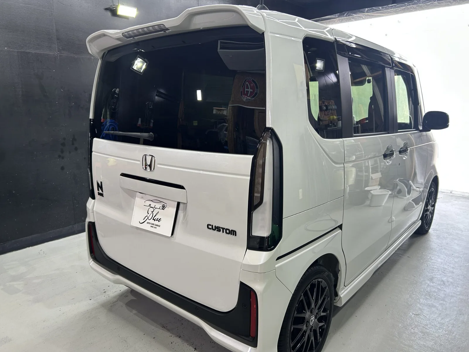 【施工事例】ホンダ N-BOXカスタム(新車)|セラミックコーティング+ヘッドライト・樹脂パーツコーティング|和歌山・岩出のコーティング専門店ALLBLUE ホンダ N-BOXカスタム(新車)セラミックコーティング施工後のリア。テールゲートとサイドに艶が出ている