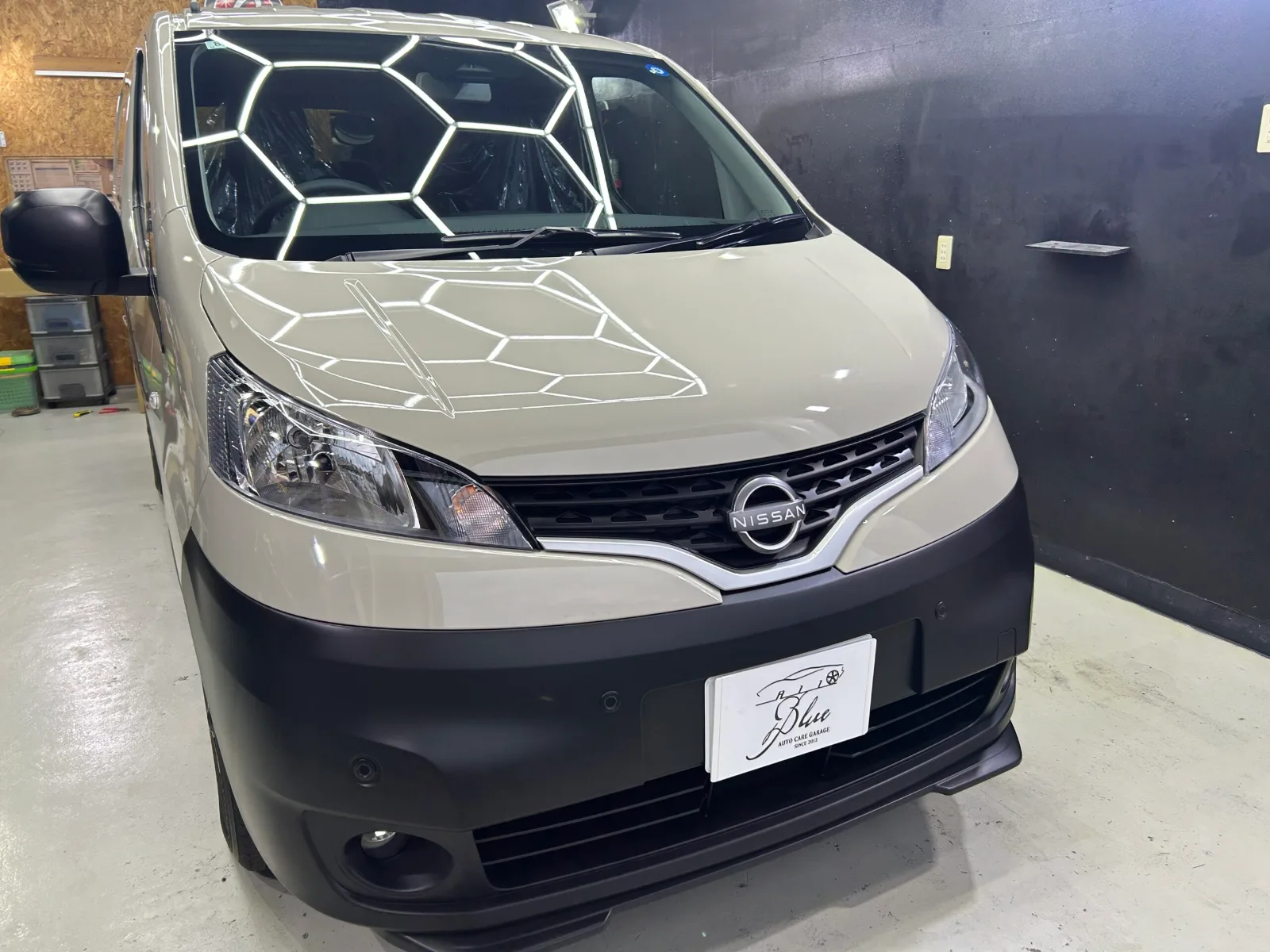 【施工事例】日産 NV200バネット Outdoor Black Edition(新車)|セラミックコーティング+ウィンドウ撥水コート|和歌山・岩出のコーティング専門店ALLBLUE 日産 NV200バネット Outdoor Black Edition セラミックコーティング施工後 フロント|和歌山・岩出のコーティング専門店ALLBLUE