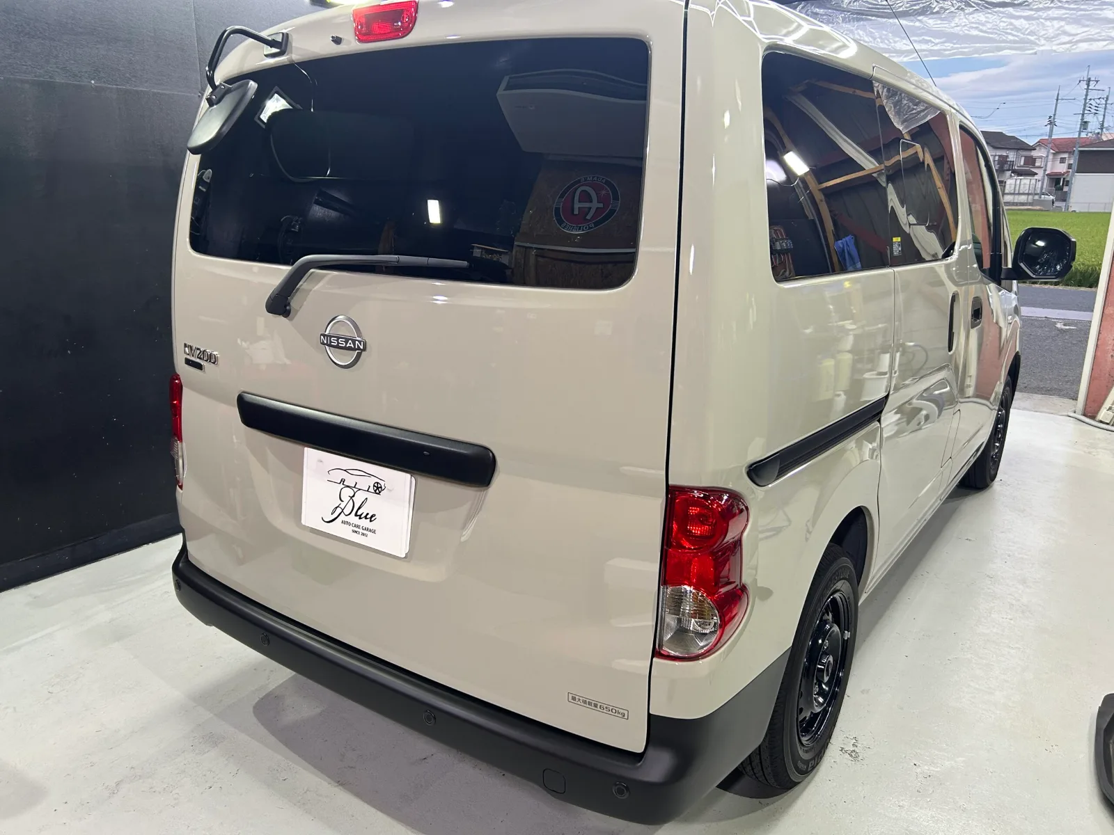 【施工事例】日産 NV200バネット Outdoor Black Edition(新車)|セラミックコーティング+ウィンドウ撥水コート|和歌山・岩出のコーティング専門店ALLBLUE 日産 NV200バネット Outdoor Black Edition セラミックコーティング施工後 リア サンドベージュ|和歌山・岩出のコーティング専門店ALLBLUE