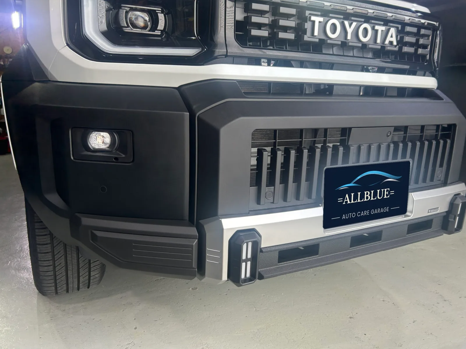 【施工事例】トヨタ ランドクルーザーFJ(新車)|セラミックコーティング|和歌山・岩出のコーティング専門店ALLBLUE ランドクルーザーFJ ヘッドライト・未塗装樹脂バンパー コーティング施工後