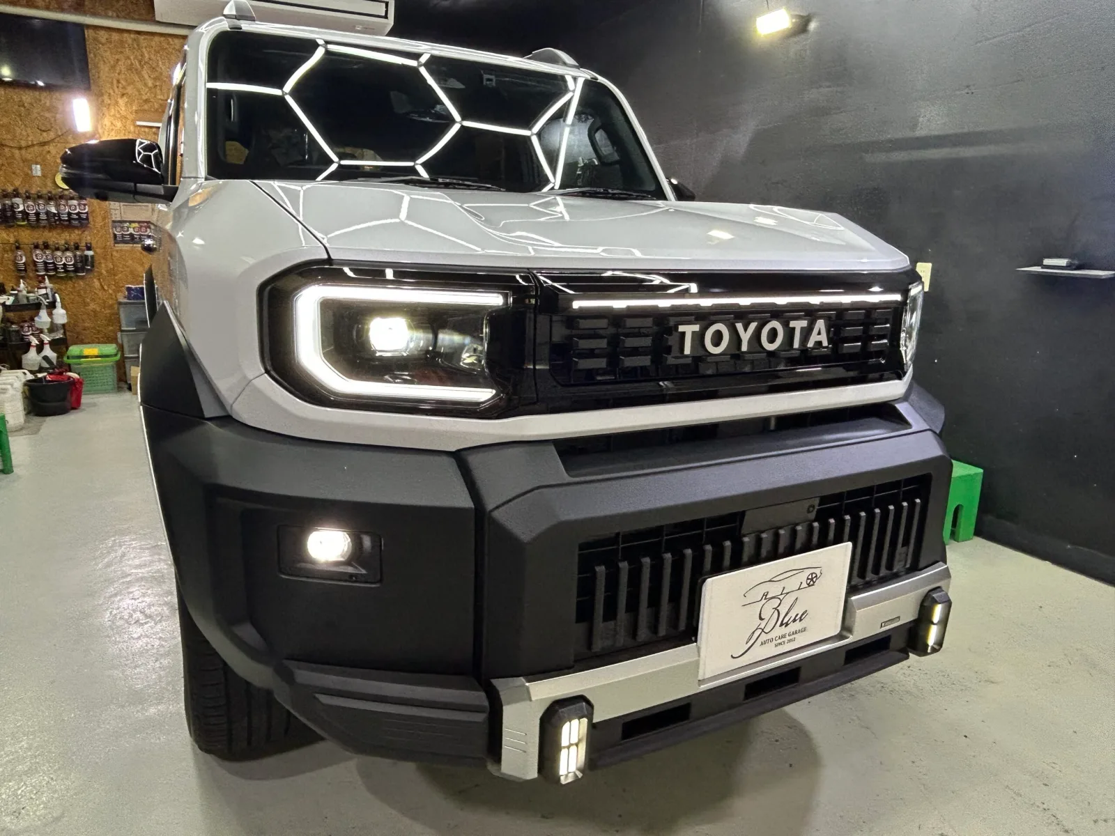 【施工事例】トヨタ ランドクルーザーFJ(新車)|セラミックコーティング|和歌山・岩出のコーティング専門店ALLBLUE ランドクルーザーFJ 新車 セラミックコーティング施工後(ヘッドライト点灯)
